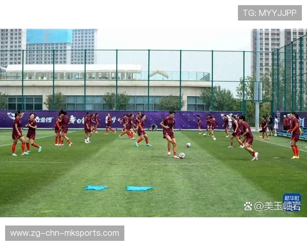 足球联赛在青训扶持中设立示范基地与师资下沉政策推动普及,足球青训机构